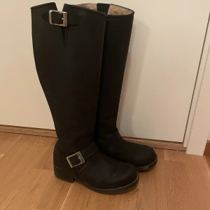 Johnny bulls stövlar - Ett par Johnny bulls stövlar, sprsamt använda i mycket fint skick. Nypris ca 1500kr Stl 37 