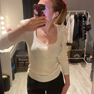  Vit topp  - Vit fin tröja med kortare armar aldrig använd lappen sitter kvar (Frakt ingår ej) 