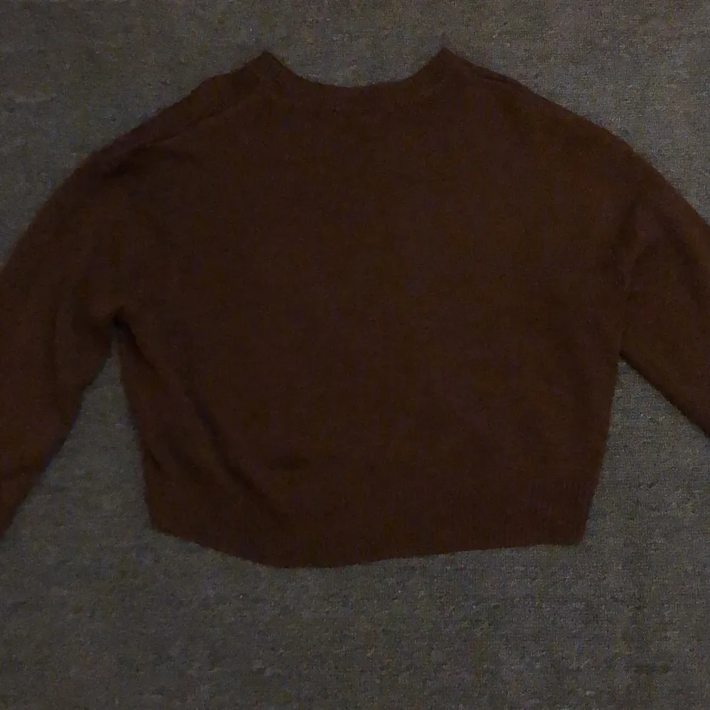 En brun stickad tröja som är lite cropad,köpt för 250kr.om du vill ha mer bilder på den så är det bara att skicka privat,betalning skrev via Swish,köp inte direkt🤝. Stickat.