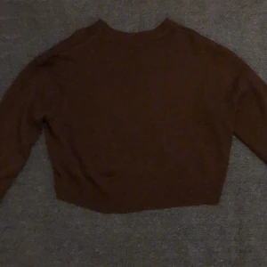  Sticka tröja  - En brun stickad tröja som är lite cropad,köpt för 250kr.om du vill ha mer bilder på den så är det bara att skicka privat,betalning skrev via Swish,köp inte direkt🤝