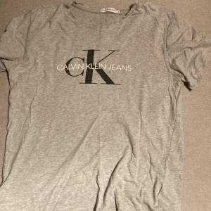 Calvin Klein T-shirt , Köpt på Kidsbrandstore, storlek S, + Köparen står för frakt