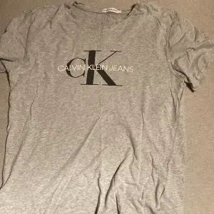 Calvin Klein T-shirt , Köpt på Kidsbrandstore, storlek S, + Köparen står för frakt