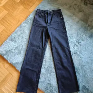 Svarta jeans från Zara med Wide legs och high waist. Testade men passa inte. Stl 36
