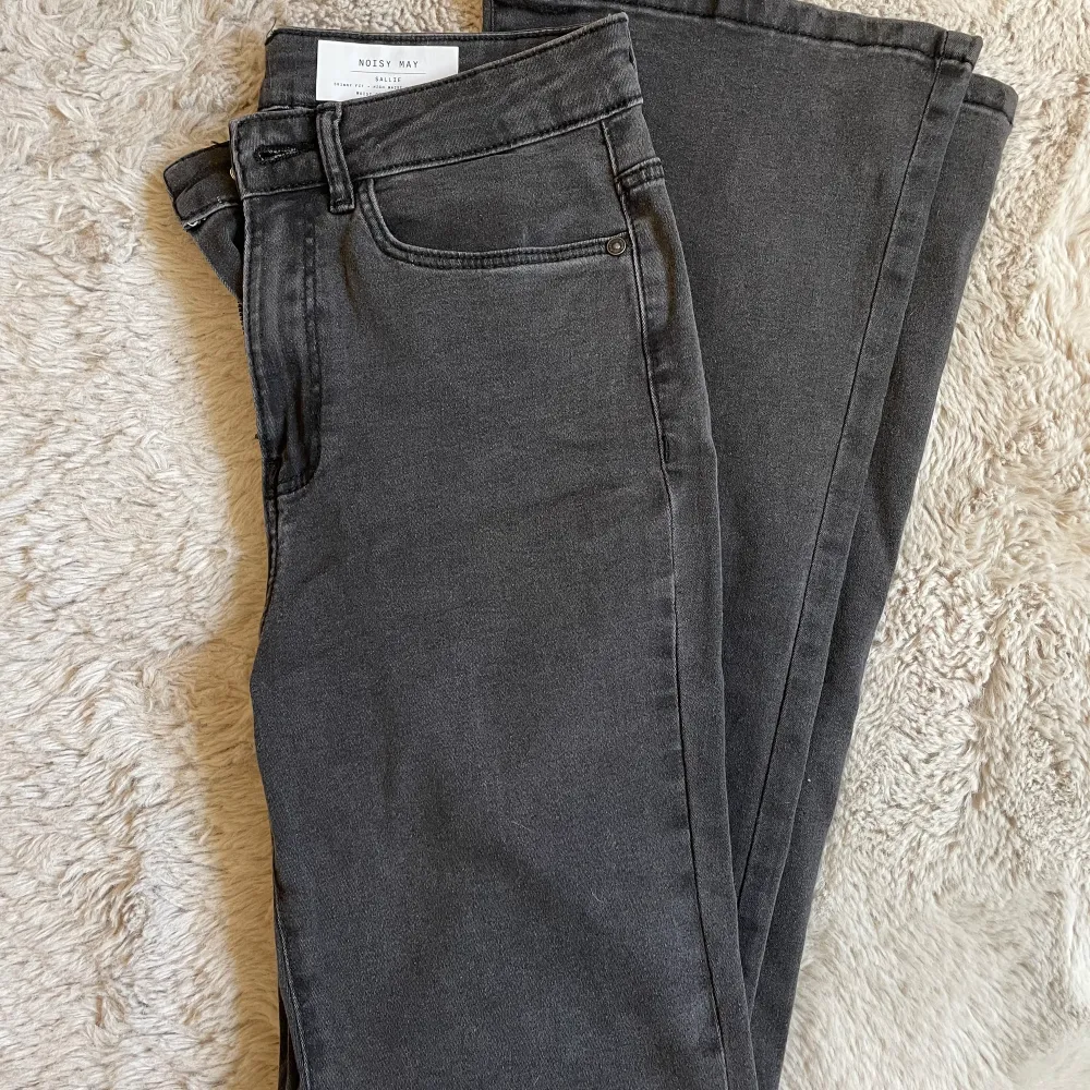 Jeans från Noisy May i bootcutmodell i en superfin grå färg, storlek 28, längd 32. Helt oanvända. Väldigt mjuka och stretchiga! Frakt tillkommer 🤍. Jeans & Byxor.