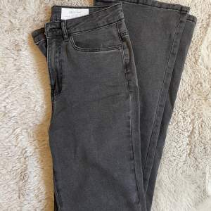 Jeans från Noisy May i bootcutmodell i en superfin grå färg, storlek 28, längd 32. Helt oanvända. Väldigt mjuka och stretchiga! Frakt tillkommer 🤍