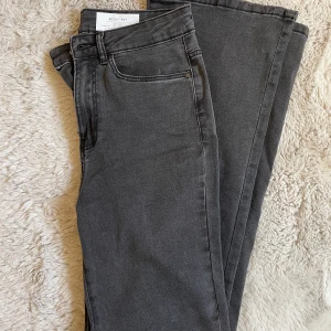 Jeans från Noisy May, storlek 28 - Jeans från Noisy May i bootcutmodell i en superfin grå färg, storlek 28, längd 32. Helt oanvända. Väldigt mjuka och stretchiga! Frakt tillkommer 🤍