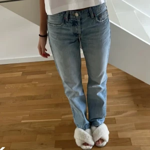 Jeans - Säljer dessa skitsnygga zara jeans som jag ej tror finns kvar att köp! Storlek 34 Pris: 200+frakt (Lånad bild, skriv privat för egna)