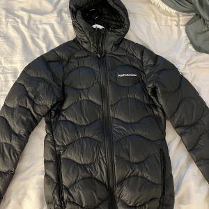 Peak performance jacka - Peak performance jacka som är i dun och perfekt till höst och vinter, säljer då den är för liten. Har ett litet hål i ena fickan som går att laga, frakt tillkommer 💞