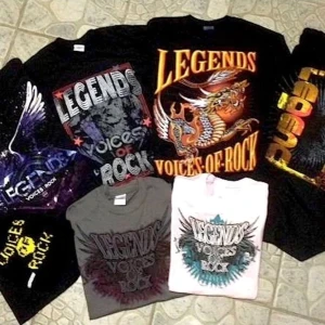 Graphic tees - Jättebra kvalitet och helt nya. Blev över efter TOTO,Chicago turnen. Har storlekar S-XL ett exemplar av alla designs. Säljer 6 för 500kr eller 100kr styck. Och frakt ingår