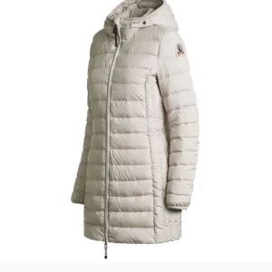 Parajumper irene - Modell Irene, köptes för ca 1 år sen o har tyvärr tappat bort kvitto. Ganska varm jacka. Storlek S. Köptes för 4800. Frakt ingår inte! Pris kan diskuteras! 