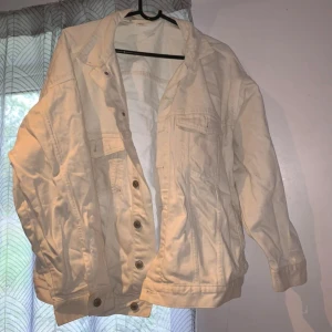Vit jeans jacka, storlek M - En fin jeans jacka som jag inte använder ofta 🧥