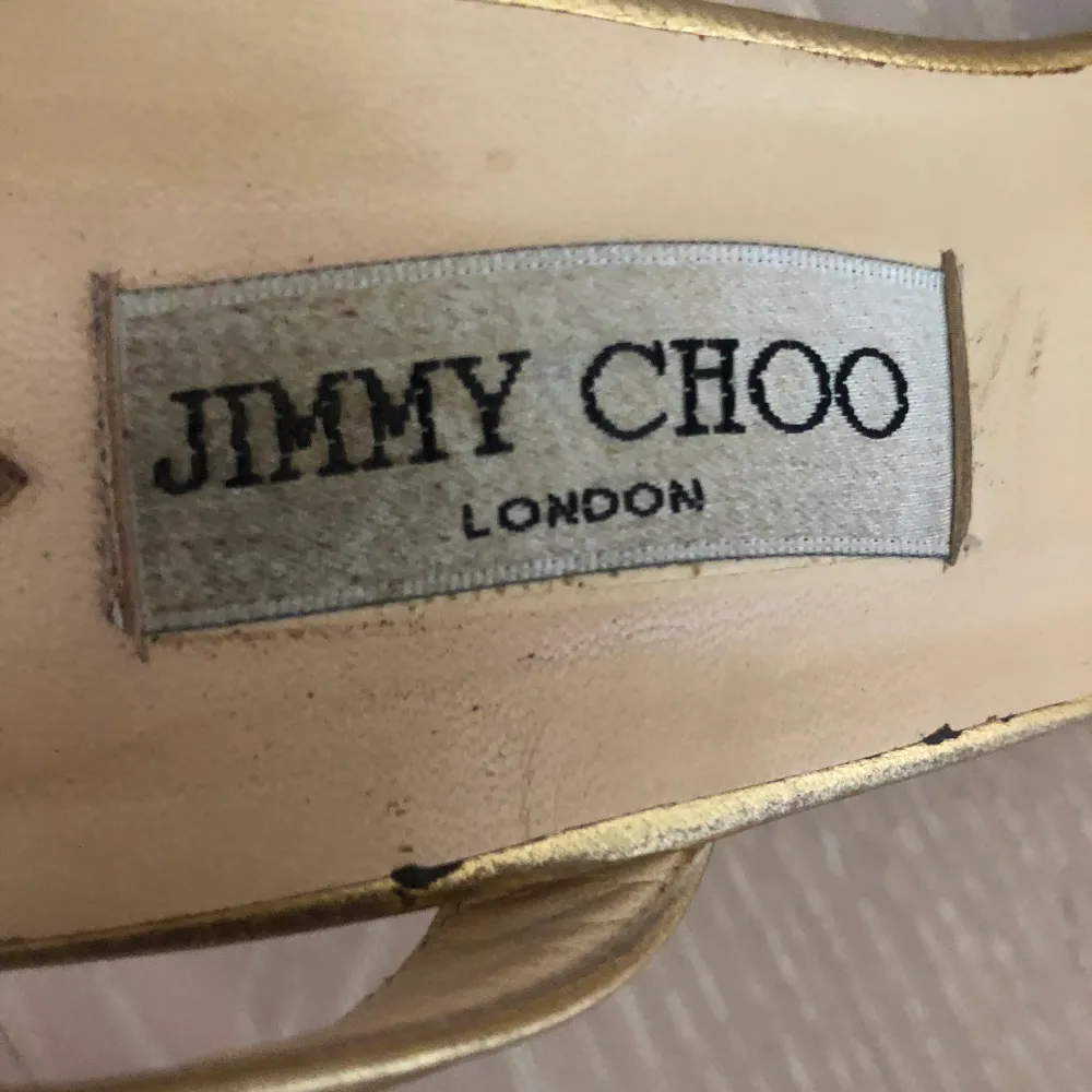 Säljer mina klackar från Jimmy choo. Självklart äkta. De är rätt slitna men det syns inte så mycket.. Skor.