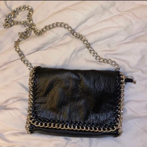 Väska  - Väska från tiamo, sparsamt använd. Inga synliga defekter ❤️