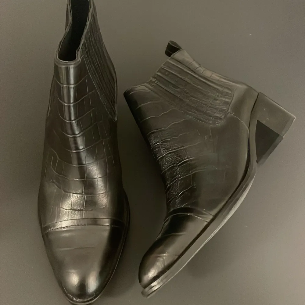 Svarta ormskinnsmönstade boots i äkta läder från Bianco. Aldrig använda. Nypris: 1500 kr. . Skor.