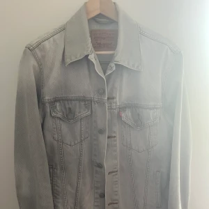 Levis Original Trucker Denim Jacket  - En sparsamt använd jeansjacka från levis utan tydliga skador. Skriv gärna om ni undrar något:)