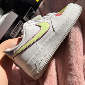 Air force 1 rainbow  - Använda 2 gånger, har en creasening 