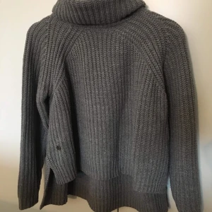 Stickad tröja med polokrage  - Mjuk stickad polotröja, passar S, även xs-m beroende på hur man vill att den ska sitta.   Är lite nopprig så i använt men fint skick.   Hämtas hos mig i Kungsbacka eller skickas mot fraktkostnad🌸 