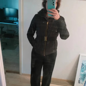 Vero Moda jacka  - Jätteskön vår- och höstjacka, midjebältet är avtagbart men personligen tycker jag att det är den som gör jackan extra fin!  Jackan är i fint skick trots välanvänd.