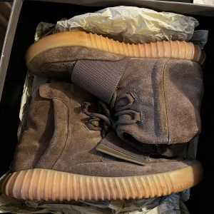 Yeezy 750 chocolate - Säljer pga fel storlek, köpt begagnade för 5000. Storlek 39 1/3. (Inget kvitto) pm för fler bilder. Kan gå ner i pris vid snabb affär. 