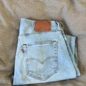 Ljusblåa levis jeans storlek W 32 L 30 - Ljusblåa jeans från Levis, använda men inte fläckiga eller trasiga. Säljs eftersom storleken inte passar mig. 