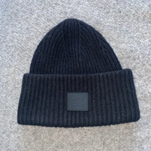 Svart acne mössa - Noll defekter :)
