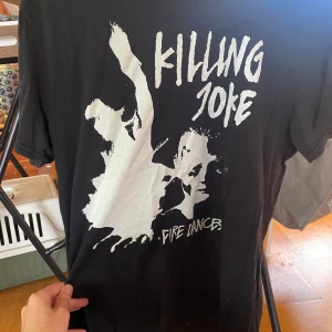 Killing Joke T-shirt - Killing Joke-merch i grymt skick!