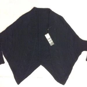 Stickade Dam Kofta  - Stlk M Mått bröst 124cm , 74.00 cm lång  Material 15% ull, 85%akryl Helt ny 