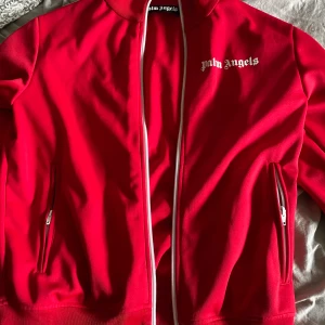 Palm angels  - Tjenare säljer min Palm tröja då den börjar bli för lite  Cond 9/10 kom med bud! Kan byta mot Palm byxor!