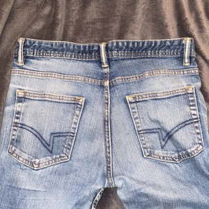 Mid rise straight jeans med detaljer på bakfickorna - Super Fina jeans men dom passar ej mig bra alls, skulle säga xs på dom. Fråga ej om bilder hur dom ser ut på för som sagt passar dom ej mig💕