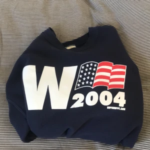 Blå vintage tröja från Lee - Passar bra, inga fläckar, inte sönder, nästan aldrig använd.  Säljs eftersom den är för liten. 