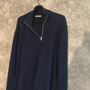 Zara Hlaf Zip - Hej, Säljer en otroligt fin stickad half Zip som Köptes i julas. Använd 3-4 gånger så otroligt fint skick