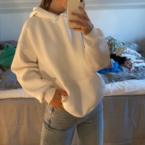 Vit hoodie  - Jag säljer min supermysiga vita hoodie från Bikbok. Den är ganska så rymlig i modellen, jag är normalt xs/s och den sitter rätt så oversized 🥰 Den kostade 399 kr när jag köpte den. Den säljs fortfarande för samma pris. Skriv till mig vid intresse!! 