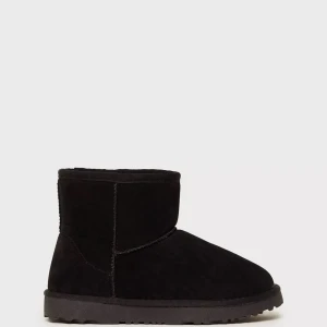 ”Uggs” - Säljer dessa nästan oanvända uggs från Nelly, inte äkta! Säljer då dem inte kommer till användning, sjukt fina! Storlek 41