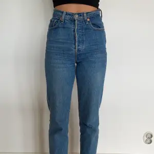 Blå Levis jeans i storlek w 25 (ungefär storlek xs/s). Raka, högmidjade jeans.  Väldigt bra skick förutom att i högre bakficka är det lite slitna efter att jag har haft mobilen där.  💗💗💗