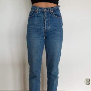 Blå Levis jeans i storlek w 25 (ungefär storlek xs/s). Raka, högmidjade jeans.  Väldigt bra skick förutom att i högre bakficka är det lite slitna efter att jag har haft mobilen där.  💗💗💗