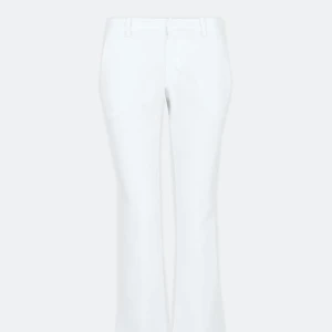 Vita Lågmidjade kostymbyxor från Bikbok - Säljer dessa SJUKT snygga & populära vita kostymbyxorna (de svarta är för att se passformen). Säljer då dom var för små för mig, så dom är aldrig använda. Lappen är kvar. Vad jag kan se så är dom helt slutsålda på hemsidan i vitt💖säljer endast vid bra bud