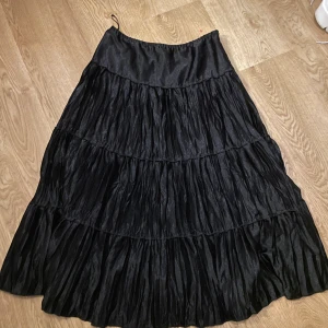 Lång kjol - Säljer då den tyvärr är för stor för mig 