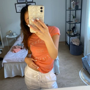 Hollister tröja - Fin hollister t-shirt med tryck på. Superskönt material. Kan mötas upp eller frakta.