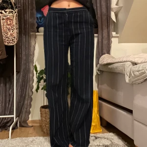 Randiga byxor  - Randiga byxor från Lindex, perfekt längd på mig som är 170!