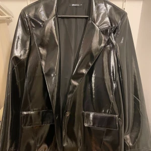 Kavaj - Helt oanvänd lack kavaj från gina tricot i strl m/l. Superfin oversized passform.