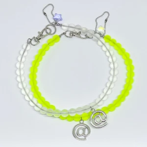 @ Halsband - Supercoola handgjorda halsband med matta glaspärlor & @ hänge 💻 stjärna på baksidan + kedja i rostfritt stål. Finns en av varje, clear ⚪️ / fluogrön 🟢 skicka PM för färgval :-)  📮Frakt: 26kr 