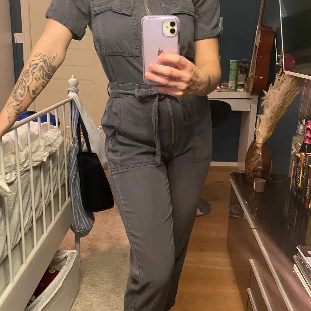 Sjukt cool och skön jumpsuit från Urban outfitters, är tyvärr aningen för liten på mig. Övrigt.