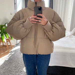 ZARA - Brun puffer jacka - Använts ett par gånger, men ser fortfarande ny ut. Ordinarie pris 600kr men säljer den för 300kr