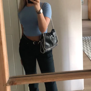 Blå T-shirt  - T-shirt från syster p superbra skick ! Ribbad och blå snygg färg . Köparen står för frakten, hör av dig vid eventuella frågor 😊