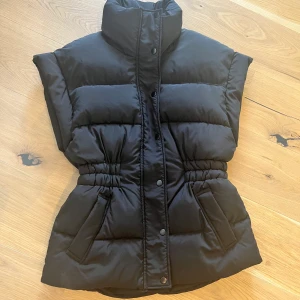 Snygg väst från gina  - Slutsåld väst från Gina tricot i fick skick