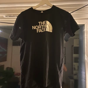 The North Face T-Shirt - Nästan helt oanvänd T-Shirt i svart. Storlek XL för pojkar. Men passar S för män. Säljes pga. Växt ur den