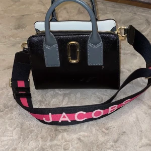 Marc Jacobs väska - Säljer min superfina Marc Jacobs väska som använts fåtal gånger. Nypris 2300kr