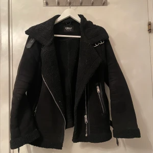 Svart jacka - En svart fin mocka imiterad jacka från ONLY. Bra skick, använd ett fåtal gånger. Köpt för 600kr. Storlek L men passar som en S/M med snäppet oversize.