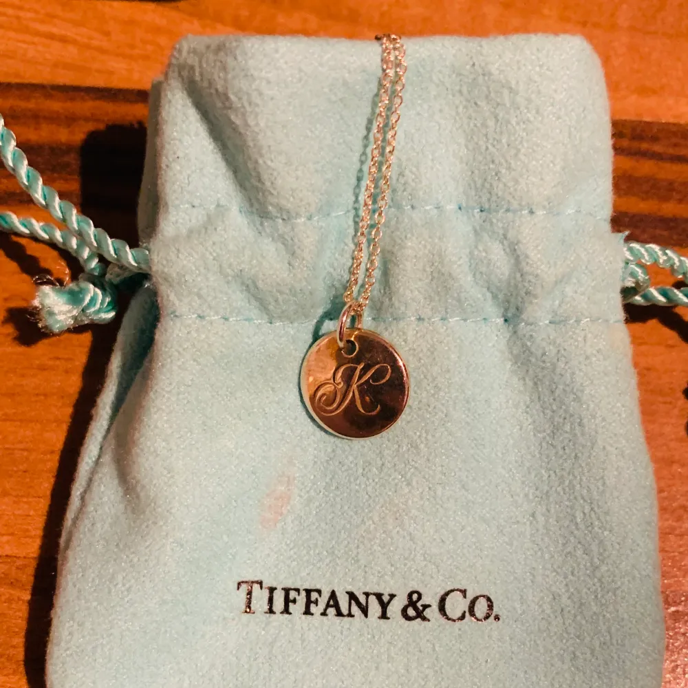 Tiffany and Co halsband med bokstaven K med box och påse . Accessoarer.