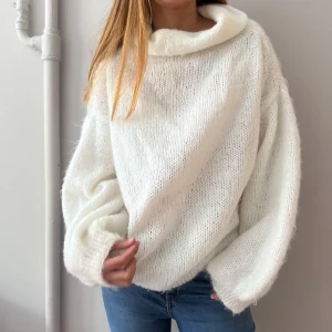 Stickad tröja!! - Säljer denna vita stickade tröja med fin polokrage!!!